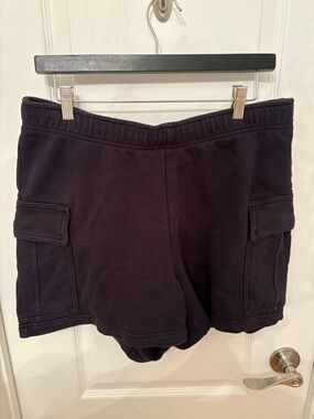 Black Aritzia Women's Cargo Shorts - Comfortable Everyday Style